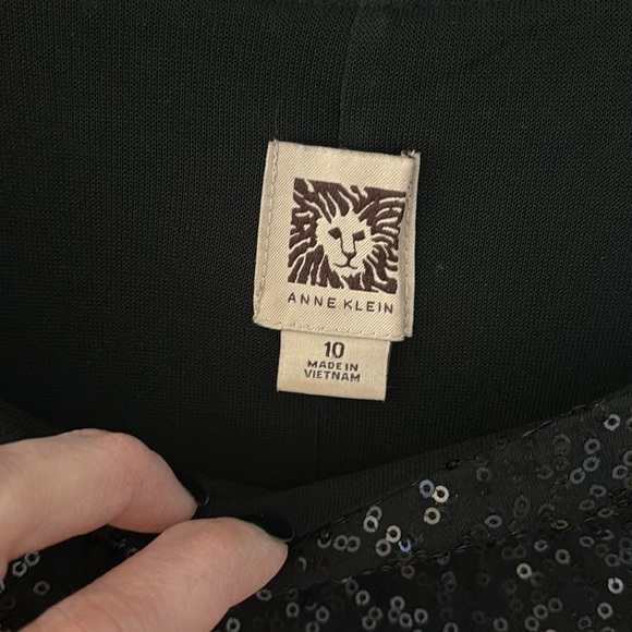 Black sequinned short sleeved shirt. - Picture 2 of 3